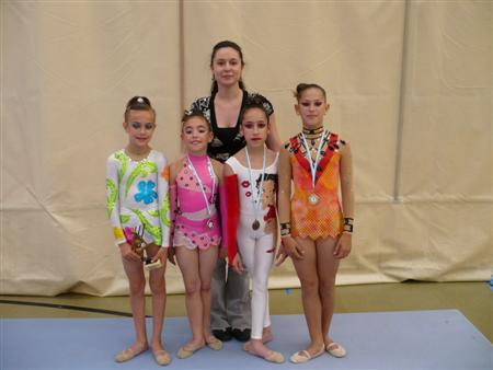 Nuria con las cuatro gimnastas